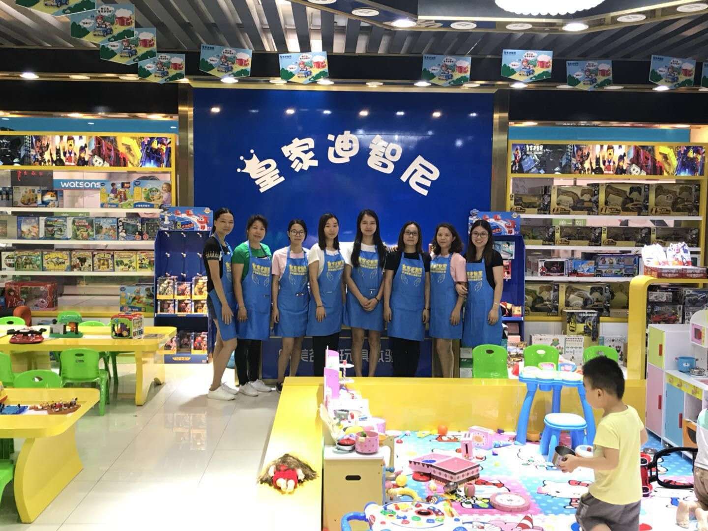 皇家迪智尼加盟玩具店的美女店員團隊的精神  