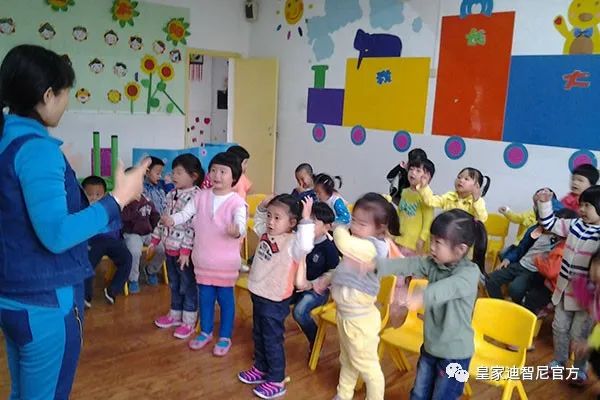 皇家迪智尼 I 孩子在幼兒園社交被排斥，教會他這樣回答，受益終生?。? width=